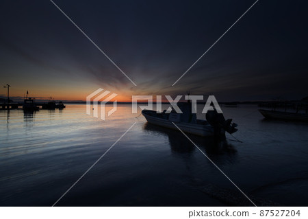 Dawn of late winter 87527204