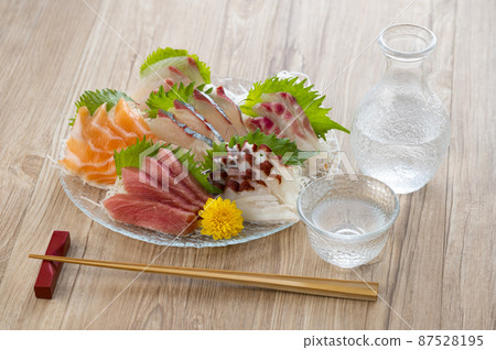 生魚片和清酒放在玻璃板上 87528195