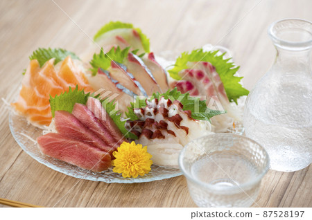 生魚片和清酒放在玻璃板上 87528197