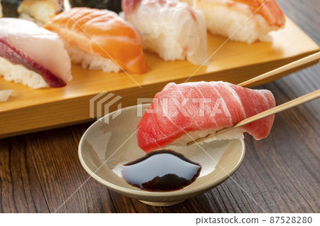 Nigiri 壽司放在盤子裡 Nigiri 壽司放在盤子裡 87528280