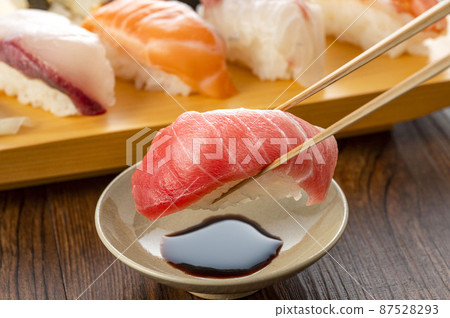 Nigiri 壽司放在盤子裡 87528293