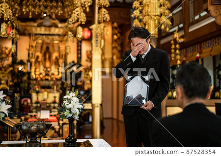 Funeral (greeting of the mourner, crying) 87528354