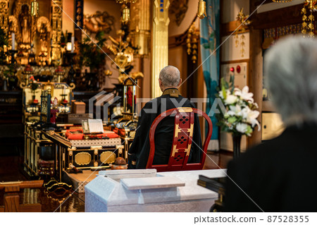 僧侶和老婦人在寺廟裡講經 87528355