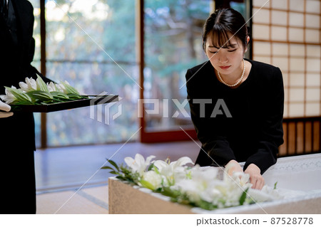 一名日本婦女在葬禮棺材前進行花瓶儀式 一名日本婦女在葬禮棺材前進行花瓶儀式 87528778