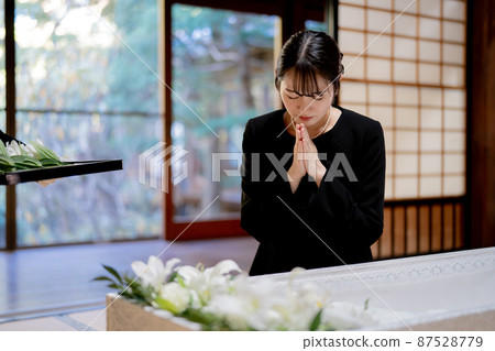 一名日本婦女在葬禮棺材前進行花瓶儀式 87528779