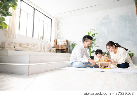 一家人在帶複印空間的客廳裡放鬆 廣角 87529168