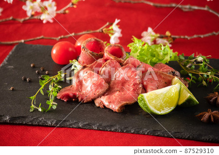Roast beef and sakura 87529310