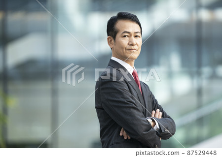 Businessman in his late 50s looking at the camera Executive image Shooting cooperation "LINK FOREST" 87529448