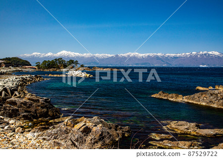 [Niigata Prefecture] Sado / Ryotsu Bay in early spring April 87529722