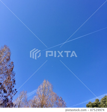 Contrails running in the blue sky Contrails running in the blue sky 87529974