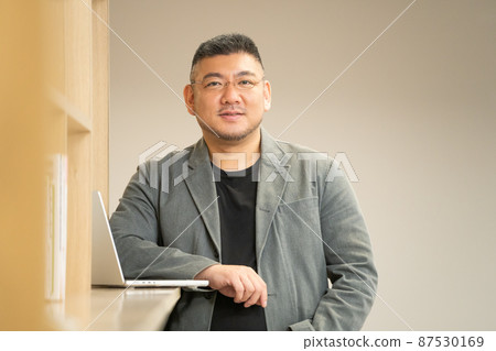 一個三十多歲的商人的肖像 87530169