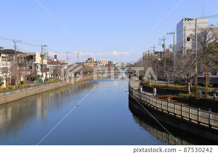 遠處看到的新川護岸長廊和砲塔橋(東京都江戶川區) 遠處看到的新川護岸長廊和砲塔橋(東京都江戶川區) 87530242