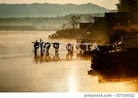 [Sado, Niigata Prefecture] Autumn dawn Lake Kamo 87530582