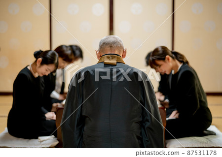Buddhist monks and bereaved families' rituals and funeral scenes (meals) 87531178