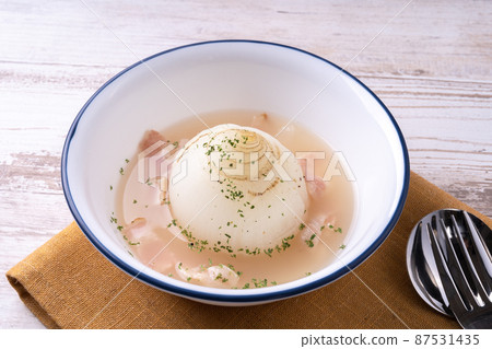 Boiled new onions in soup Boiled new onions in soup 87531435
