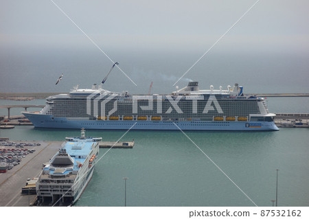 Large passenger ship moored in Barcelona 87532162