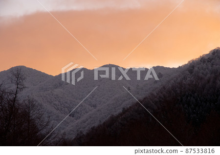 冬日黃昏橙雲與雪山的美麗合作 冬日黃昏橙雲與雪山的美麗合作 87533816