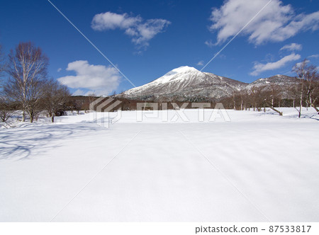 被白雪覆蓋的萬代，在冬季草原的白雪皚皚的白雪世界中，蔚藍的天空中美麗無比。 87533817