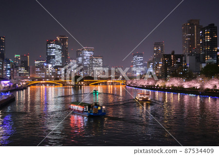 Cherry blossoms at night near Tenmanbashi 87534409