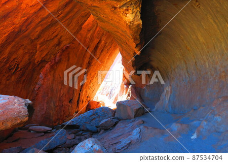 Kuniya Walk at the foot of Ayers Rock 87534704