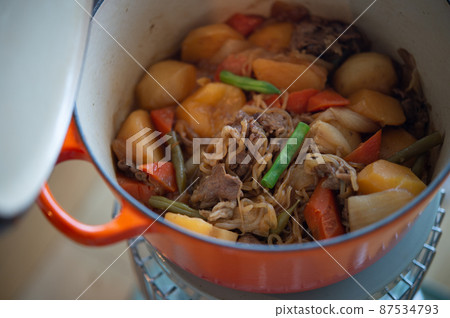 在油爐裡燉肉和土豆 在油爐裡燉肉和土豆 87534793