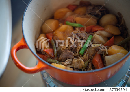 在油爐裡燉肉和土豆 在油爐裡燉肉和土豆 87534794