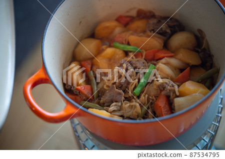 在油爐裡燉肉和土豆 87534795