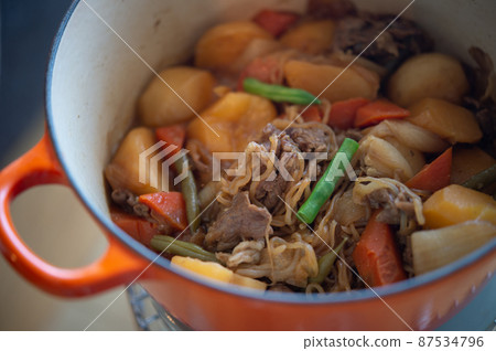 在油爐裡燉肉和土豆 87534796