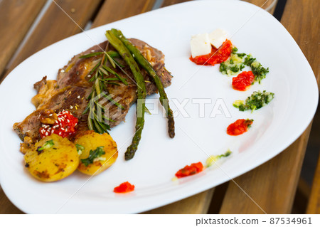 Veal with grilled vegetables 87534961