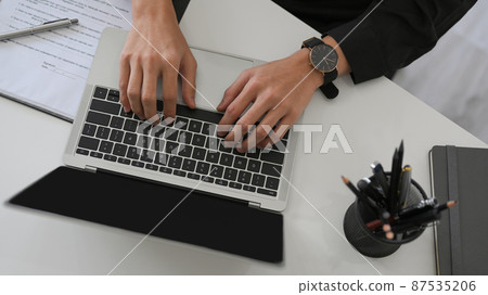 Overhead shot, Businessman working on notebook laptop 87535206