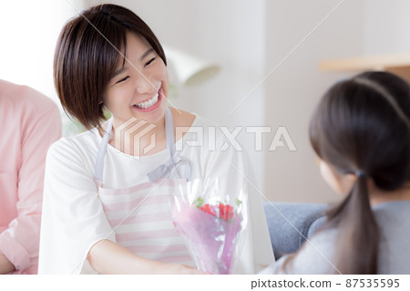 媽媽在母親節收到康乃馨 87535595