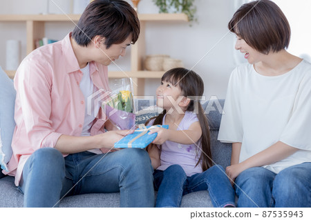 Family portrait Dad receiving a bouquet on Father's Day 87535943