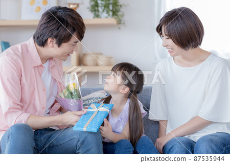 Family portrait Dad receiving a bouquet on Father's Day 87535944