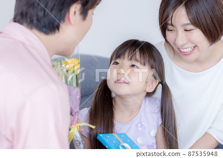 全家福爸爸在父親節收到花束 全家福爸爸在父親節收到花束 87535948