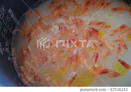 用電飯煲煮櫻花蝦飯 87536252
