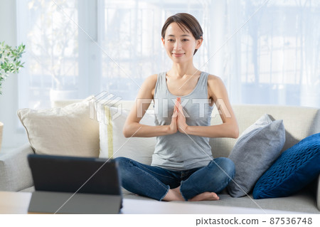 瑜伽在線課生活的女人 87536748