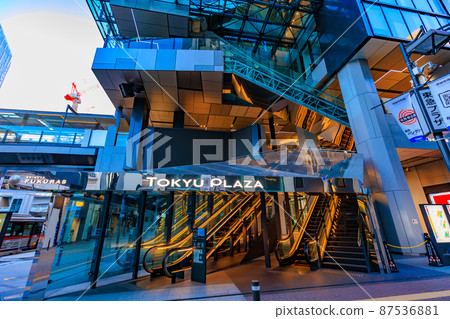 Shibuya Fukurasu, the cityscape of the south exit of Shibuya Station in the early morning of Tokyo 87536881