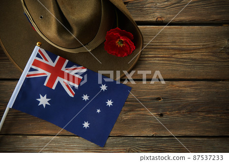 Anzac army slouch hat with Australian Flag and Poppy on wooden background Anzac army slouch hat with Australian Flag and Poppy on wooden background 87537233