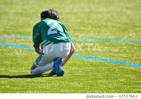 男子足球比賽<64>(系鞋帶的選手) 87537661