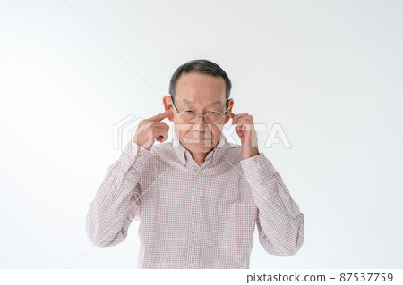 阻擋耳朵的老人 87537759