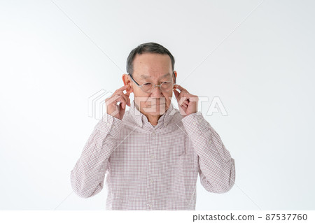 阻擋耳朵的老人 87537760