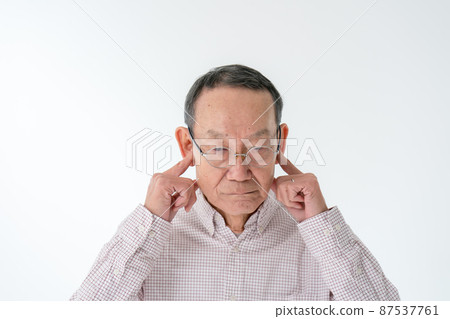 Senior men who block their ears 87537761
