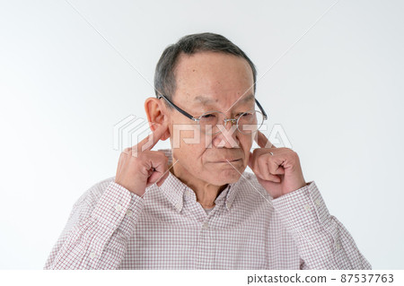 Senior men who block their ears 87537763