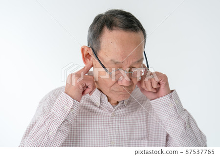Senior men who block their ears 87537765