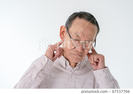 阻擋耳朵的老人 87537766