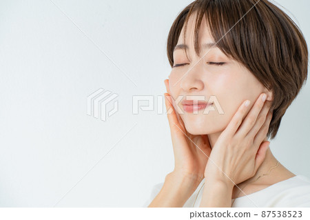中女性保濕美容臉頰 87538523