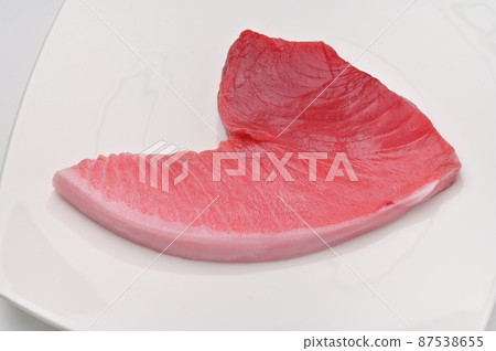 藍鰭金槍魚、藍鰭金槍魚、藍鰭金槍魚和藍鰭金槍魚的迴旋鏢切塊（3 份瘦肉、中魚和大魚）生魚片生魚片。 87538655