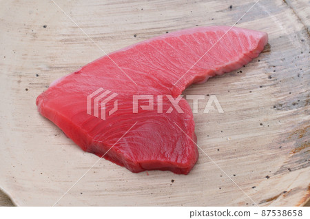 Boomerang cut of bluefin tuna, bluefin tuna, bluefin tuna, and bluefin tuna (3 parts of lean, medium toro, and large toro) Sashimi for sashimi. 87538658
