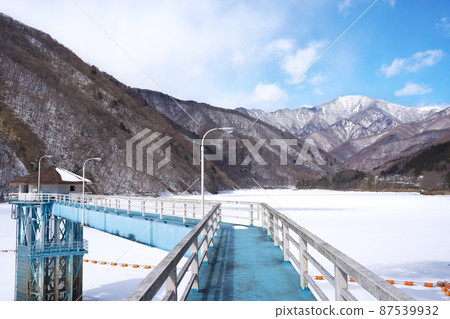 冬天的壩湖結冰的奇景 87539932