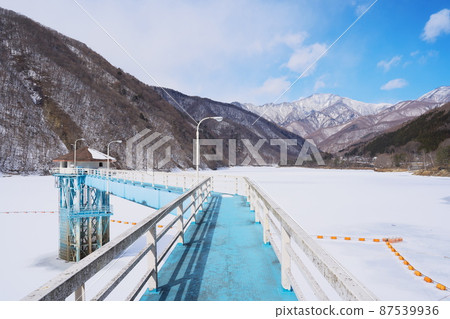 冬天的壩湖結冰的奇景 87539936